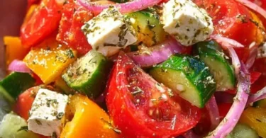 Frischer griechischer Bauernsalat mit Gemüse und Feta-Käse