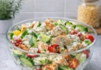 Leckerer Griechischer Hähnchen-Tzatziki-Salat mit frischem Gemüse und Kräutern