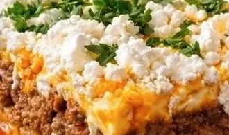 Griechischer Kritharaki Hackauflauf mit Feta überbacken in einer Auflaufform