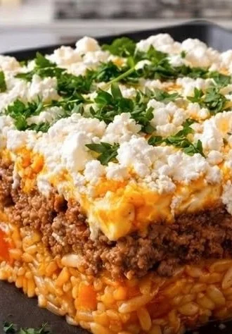 Griechischer Kritharaki Hackauflauf mit Feta überbacken in einer Auflaufform