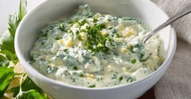 Hausgemachte Frankfurter Grüne Soße in einer Schüssel mit frischen Kräutern