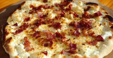 Grundrezept für Flammkuchenteig, ideal für leckere Flammkuchen.
