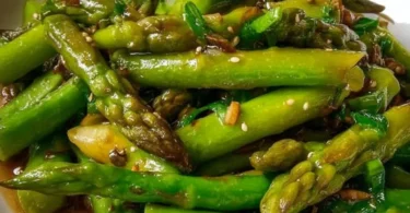 Gericht mit Grüner Spargel à la Dieter auf einem Teller serviert