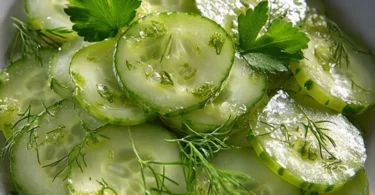 Gurkensalat mit Essig und Öl in einer Schüssel