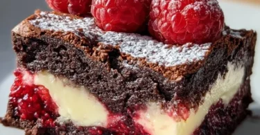 Himbeer-Brownie-Käsekuchen mit frischen Himbeeren und Schokoladenschicht