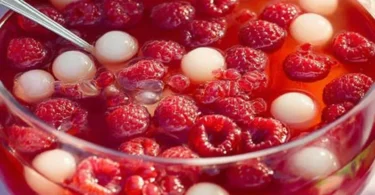 Erfrischender Himbeer-Melonen-Punsch alkoholfrei in einem Glas