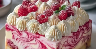Himbeer-Wirbel-Käsekuchen mit frischen Himbeeren und cremigem Käsebelag