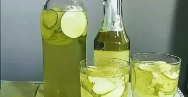 Ein Glas Ingwer Zitronenwasser zur Förderung der Fettverbrennung und Gesundheit