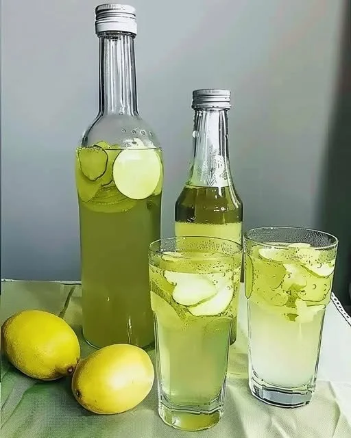 Ein Glas Ingwer Zitronenwasser zur Förderung der Fettverbrennung und Gesundheit