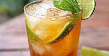 Ipanema Strand mit sonnenbadenden Touristen und klar blauem Wasser