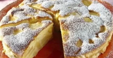Italienischer Apfelkuchen mit Schmand, ein köstliches Dessert mit frischen Äpfeln