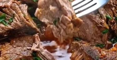 Italienischer Schmorbraten mit Knoblauch auf einem Teller serviert