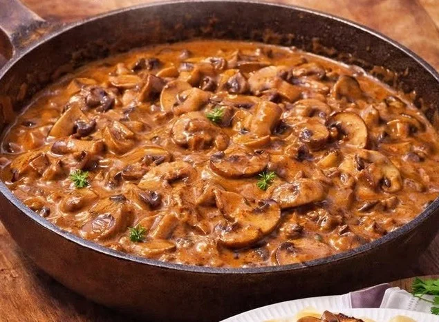 Hausgemachte Jägersauce zum Verfeinern von Fleischgerichten