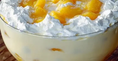 Erfrischender Joghurtpunsch in einem Glas mit frischen Früchten garniert.