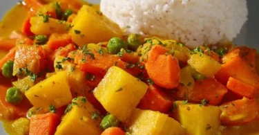 Karotten-Kartoffel-Kokos-Curry mit frischen Zutaten