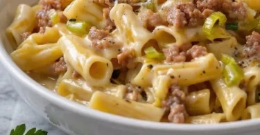 Käse Lauch Pasta mit Hackfleisch auf einem Teller serviert