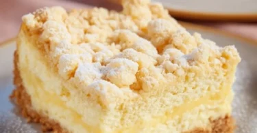 Käsekuchen mit Streuseln auf einem Teller, verziert mit frischen Beeren