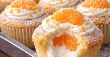 Frisch gebackene Käsekuchen Muffins auf einem dekorierten Tisch