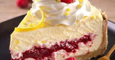 Käsetorte mit einer cremigen Füllung und frischen Beeren dekoriert