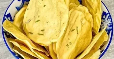 Knusprige Kicherbsen-Pommes auf einem Teller serviert