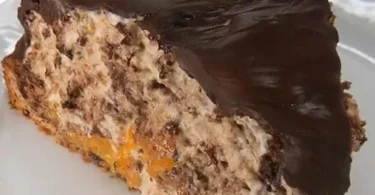 Leckerer Kiesgrubenkuchen auf einem Teller mit frischen Zutaten