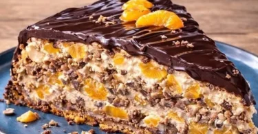 Kiesgrubenkuchen mit Mandarinen auf einem Teller, verziert mit frischem Obst.