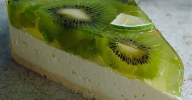Leckere Kiwi-Tarte mit frischem Obst und knusprigem Boden
