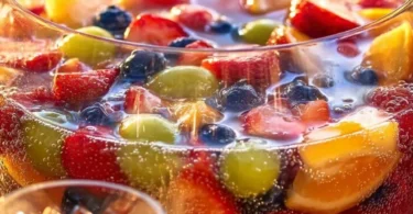Leckere klassische Bowle mit frischem Obst und spritzigem Sekt