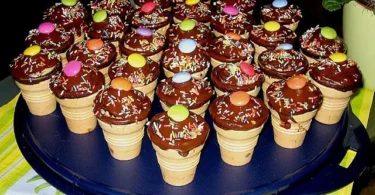 Kleine Kuchen im Waffelbecher, perfekt für süße Momentaufnahmen.
