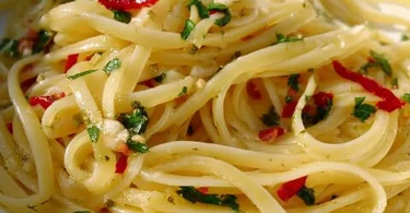 Flasche Knoblauch Öl mit frischem Knoblauch und Kräutern, ideal zum Kochen