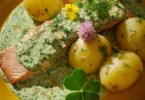 Lachsfilet mit Frankfurter Grüner Sauce und Beilagen von Kartoffeln