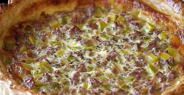 Lauch- und Rindfleisch-Tarte auf einem Teller serviert