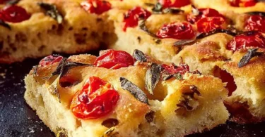 Luftige Focaccia mit Kirschtomaten und Kräutern frisch gebacken