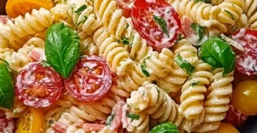 Leckerer Pastasalat mit frischem Gemüse und Pasta