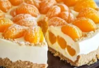 Mandarinen-Philadelphia-Torte mit fruchtigem Belag und cremigem Philadelphia-Füllung.