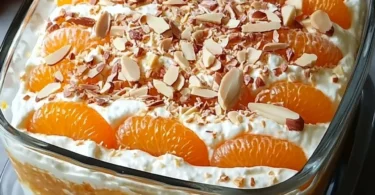 Ein leckeres Mandarinen-Tiramisu mit Frucht und cremiger Schicht