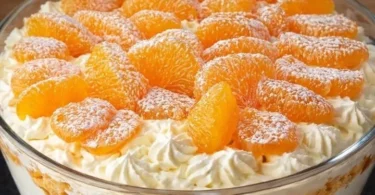 Leckeres Mandarinen-Tiramisu in einer eleganten Dessertschale