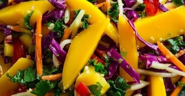 Leckeres Mangosalate mit frischen Zutaten und buntem Gemüse