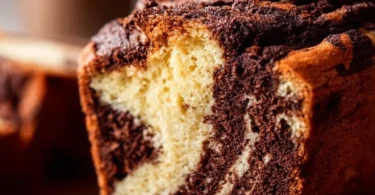 Marmorkuchen, frisch gebacken im Airfryer, auf einem Teller serviert.