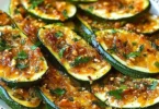 Marokkanische Chermoula-Zucchini mit Gewürzen und Kräutern zubereitet
