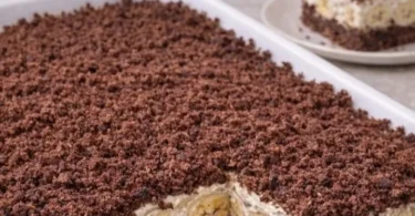 Leckere Maulwurfkuchen vom Blech mit Schokolade und Bananen