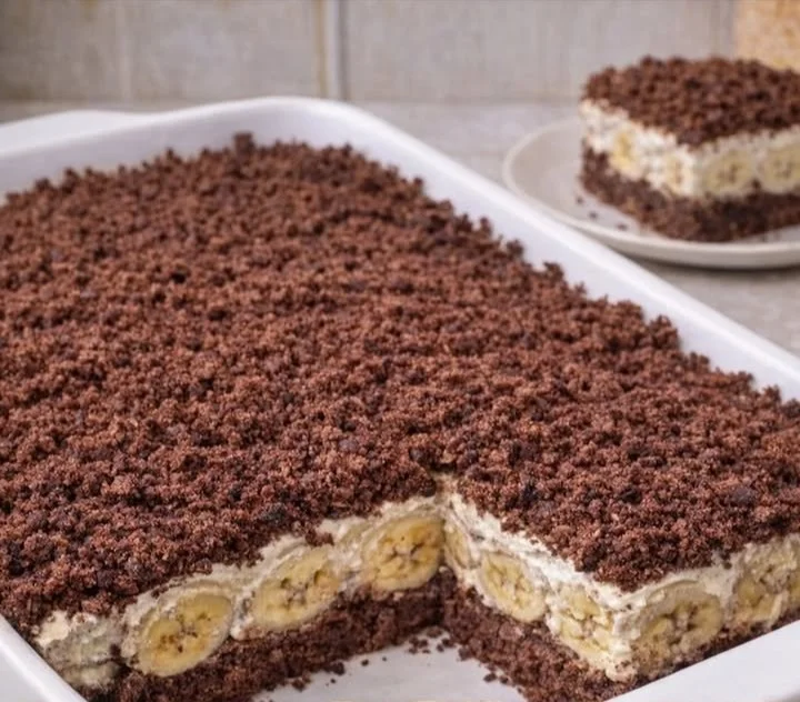 Leckere Maulwurfkuchen vom Blech mit Schokolade und Bananen