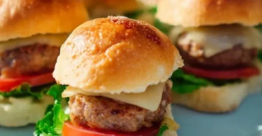 Leckere Mini-Burger auf einem Teller angerichtet