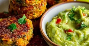 Mini Sweet Potato Patties mit Avocado-Koriander-Dip auf einem Teller