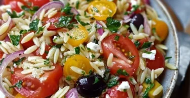 Mittelmeer Orzo Salat mit frischem Gemüse und Olivenöl