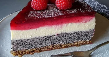 Mohn Topfentorte auf einem Teller mit einem Stück Kuchen