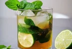 Erfrischender Nicht-alkoholischer Mojito in einem Glas mit frischen Minzblättern.