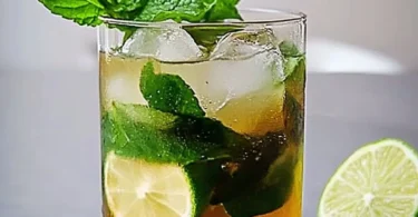 Erfrischender Nicht-alkoholischer Mojito in einem Glas mit frischen Minzblättern.