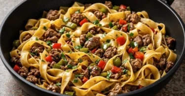 Nudel Hackfleisch Pfanne mit frischen Zutaten in einer Pfanne zubereitet