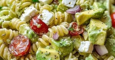 Nudelsalat mit Avocado auf einem Teller